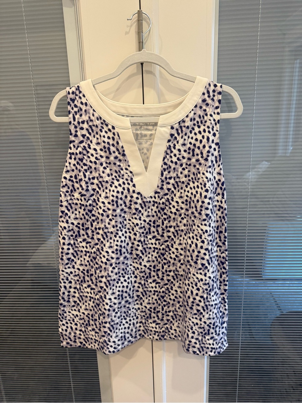 Tommy Bahama White and Navy Spotted Sleeveless V-Notch Tank